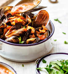 Chilli mussels with thyme and tomatoes