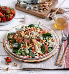 Sałatka z kaszą jaglaną, kalarepą, szpinakiem i gorgonzolą