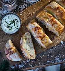 Handbrot mit Schinken und Käse