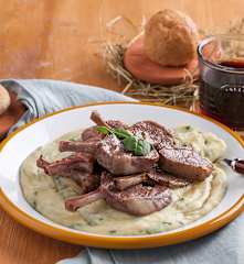 Costolette di agnello con purè di patate e spinaci