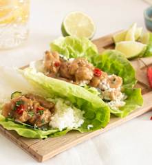 Tacos de lechuga con pollo asiático