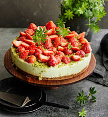 Waldmeister-Erdbeer-Torte