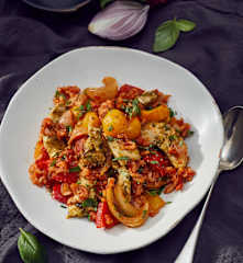 Tomaten-Paprika-Reis mit Zitronen-Basilikum-Hähnchen