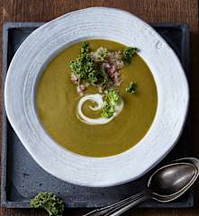 Grünkohlsuppe mit Salami-Zwiebel-Topping