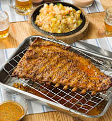 Costillar de cerdo asado al chimichurri con ensalada de patata y palmitos