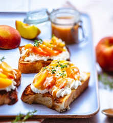Tartine de brioche aux pêches pochées au thym, sauce caramel