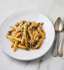 Penne com molho de tomate seco e espinafres