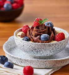 Crema al mascarpone con tagliatelle di crêpes al cacao