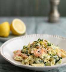 Pasta mit geräuchertem Lachs und Zucchini
