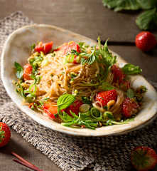Glasnudel-Kräuter-Salat mit Ponzu-Erdbeeren und Erdnüssen