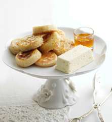 Crumpets com manteiga de mel