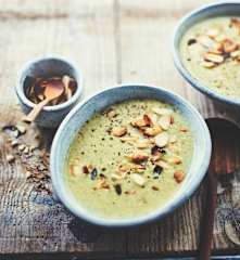 Soupe de brocolis aux amandes grillées