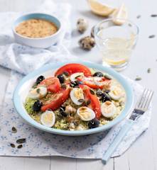 Śródziemnomorska sałatka z kaszy jaglanej z pomidorami i oliwkami