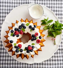 Bolo de iogurte, limão e baunilha com cobertura de iogurte