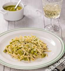 Trofie integrali con crema di asparagi, menta e arachidi