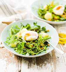 Salade croquante de légumes nouveaux et œuf poché
