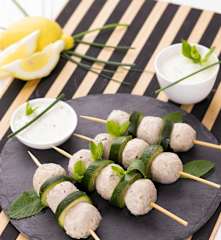 Spiedini di polpette e salsa allo yogurt