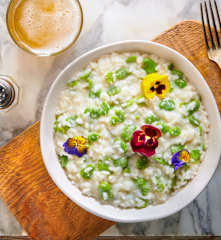 Risotto con fave, primosale, birra e fiori