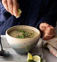 Zuppa di riso selvaggio e funghi con pane tostato