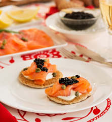 Blinis de sarraceno con salmón ahumado y caviar