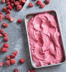 Gelado de morango e leite condensado