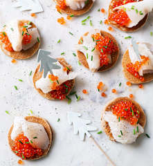 Blinis con bacalao ahumado y huevas de salmón