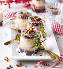 Tarritos de mousse de foie con coulis de frutos rojos y granola