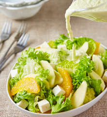 Ensalada fresca con aderezo de pepino