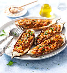 Berenjenas rellenas con alubias y tomate