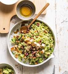 Taboulé de brocoli et chou-fleur, tofu fumé et olives