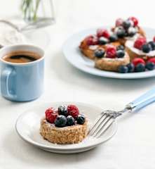 Puszyste japońskie naleśniki z cukrem pudrem i owocami