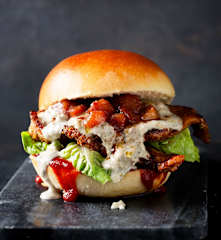 Hamburger au porc, sauce au gorgonzola et poires au marsala