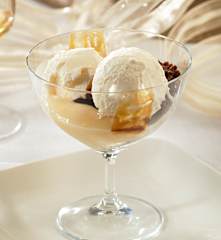 Helado de lemon curd con crujiente de piñones y caramelo de regaliz