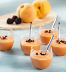Chupitos de gazpacho de melocotón con caviar de mora