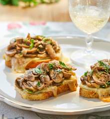 Crostini con champiñones y queso fontina