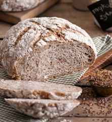 Chleb pszenno-żytni z kaszą gryczaną, chia i siemieniem lnianym na zakwasie