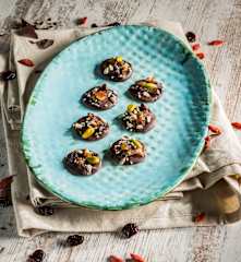 Schokoladescheiben mit Trockenfrüchten