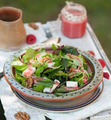 Sałatka z botwiny z malinowym winegretem