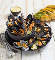Smoked mussels with Pernod sauce