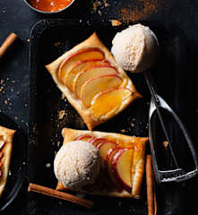 Helado de canela y yogur sobre hojaldre con manzana