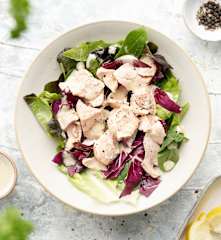 Ensalada César de salmón con escarola