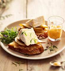 Tartine de compote et tranches de poires caramélisées avec camembert