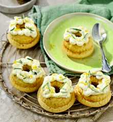 Mini-Zitronen-Gugelhupfe mit Rosmarin-Frosting