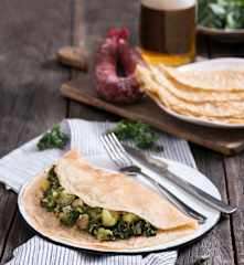 Wielkopolskie naleśniki piwne z nadzieniem jarmużowo-ziemniaczanym