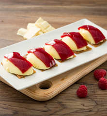 Nigiri de chocolate blanco con gelatina de frambuesa