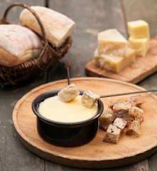 Fondue serowe z bagietką