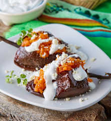 Chiles anchos rellenos de chicharrón