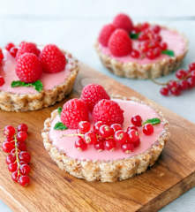 Tartaletas 'raw' con cheesecake de frambuesas