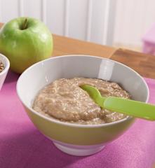 Süßer Buchweizenbrei mit Rosinen und Äpfeln