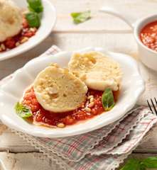 Topfenknöderl auf Paradeisragout